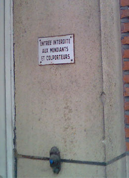 Entrée interdite aux mendiants et aux colporteurs